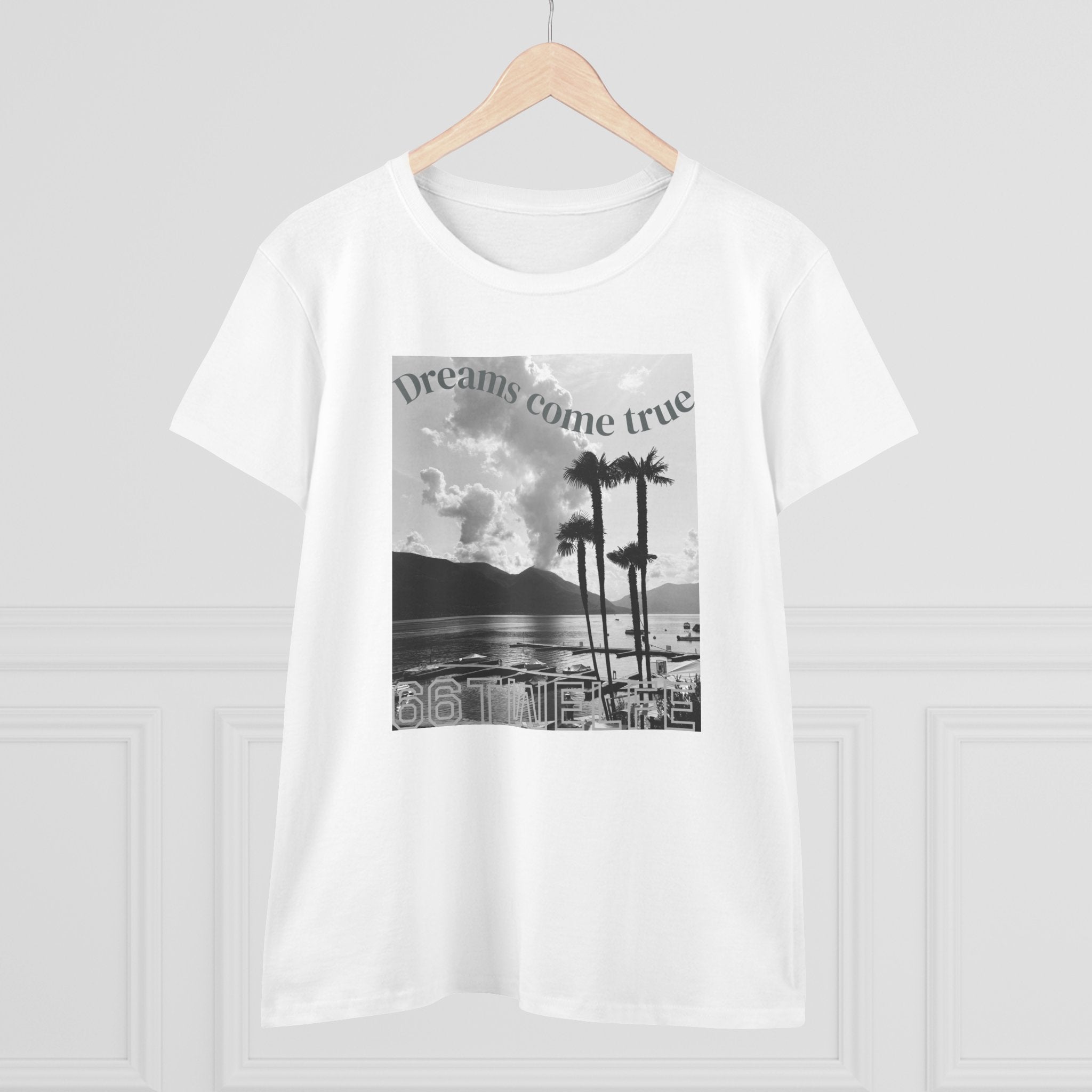 Women's Dreamy Graphic Tee, Casual Top, Beachy Vibe Shirt, Gift for Travelers, Summer Style, Relaxed Fashion