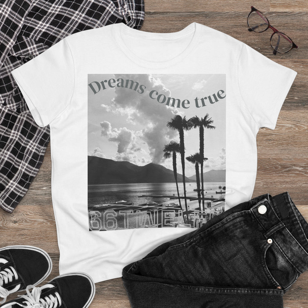 Women's Dreamy Graphic Tee, Casual Top, Beachy Vibe Shirt, Gift for Travelers, Summer Style, Relaxed Fashion